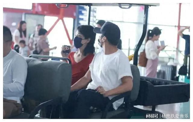 国产情侣酒店自拍视频曝光，甜蜜瞬间引热议，网友直呼太真实