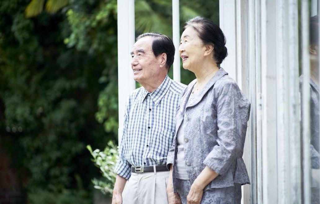 2.老头同性老汉的情感纠葛，晚年抉择，社会包容与自我认同