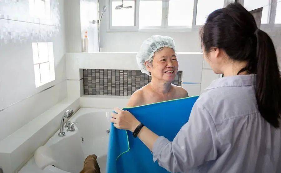 老太婆澡堂暖心服务，关爱老年生活，让搡老女人享受舒适沐浴时光