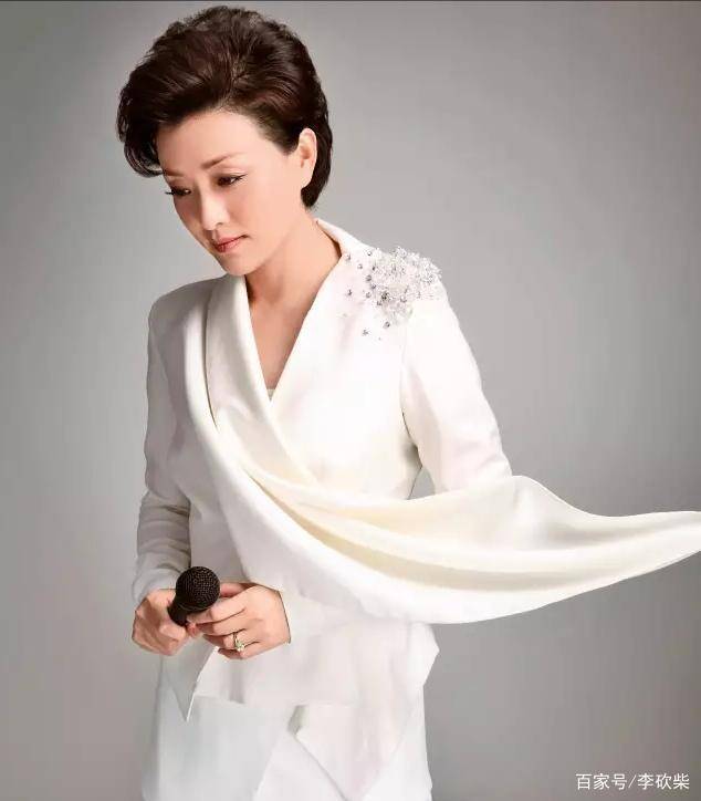 扒开老女人粉嫩小泬的隐秘技巧，探索保养秘诀，重现年轻光彩