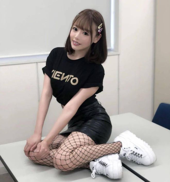 日本美女浜崎真緒写真集，性感诱惑，完美身材展现