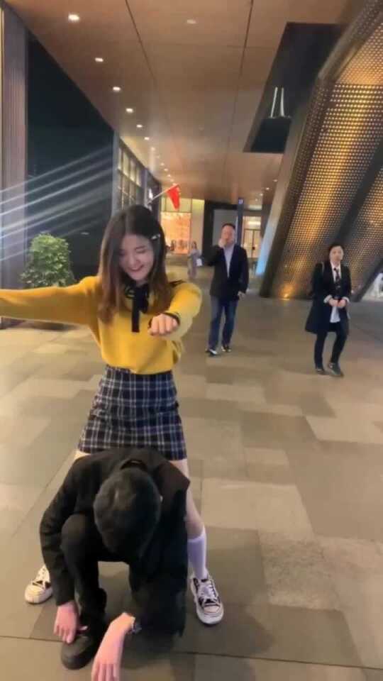 1.初中小姐姐脚丫踩在男生困困上浜 1.初中小姐姐脚丫踩在男生困困上浜