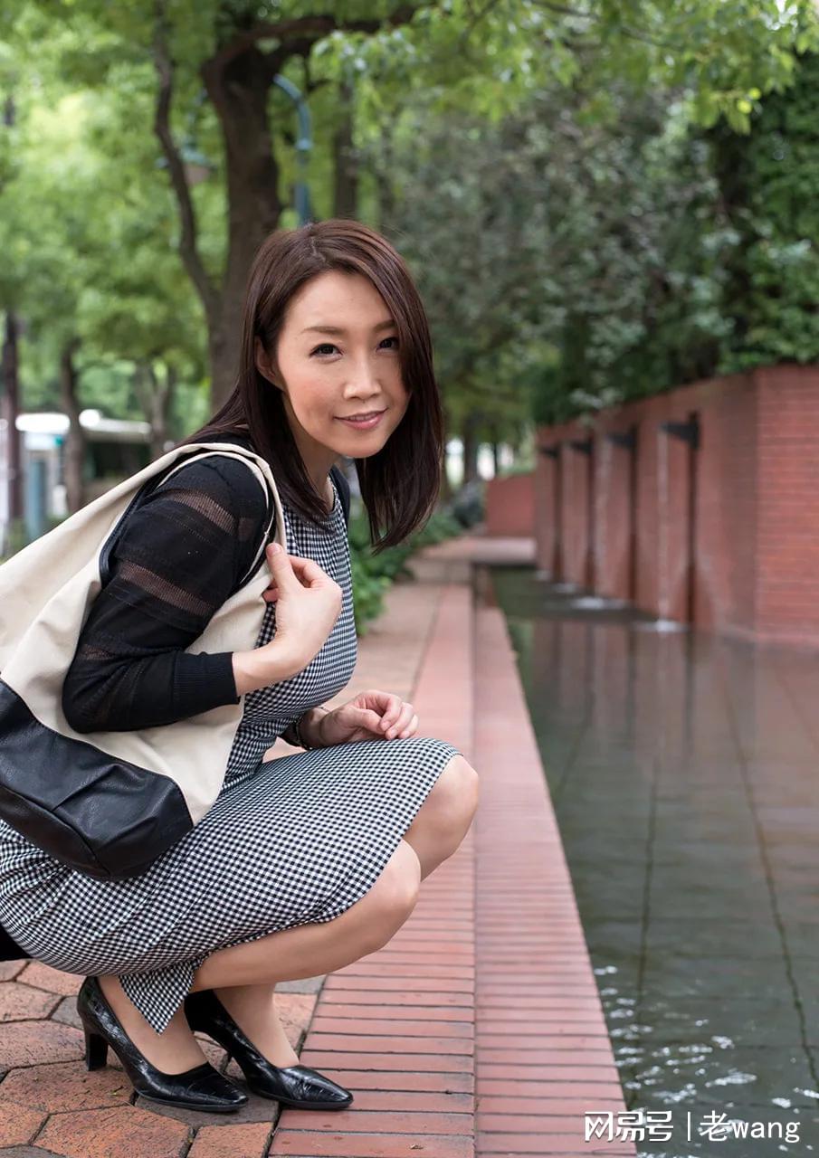 人妻熟女一區三區魅力無限，誘惑難擋，風情萬種