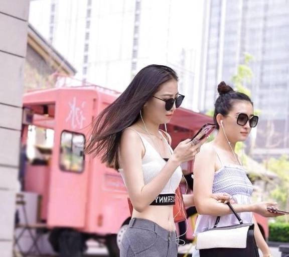 麻豆精品人妻一区魅力绽放,优雅气质与时尚穿搭,展现成熟女性独特风采 麻豆精品人妻一区魅力绽放,优雅气质与时尚穿搭,展现成熟女性独特风采