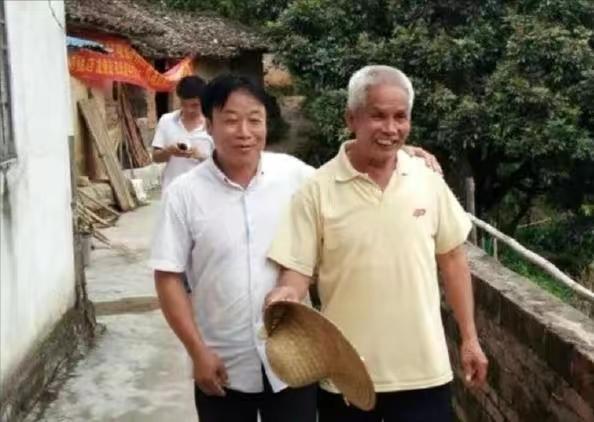 2.老汉开嫩苞，春耕故事暖人心，田间趣事多