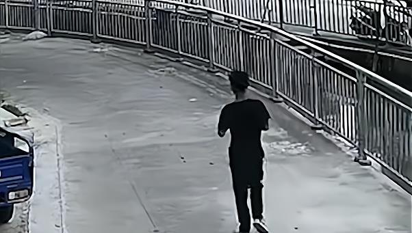 美女被咬小偷偷视频大全曝光，真实画面引热议，网友直呼太惊险