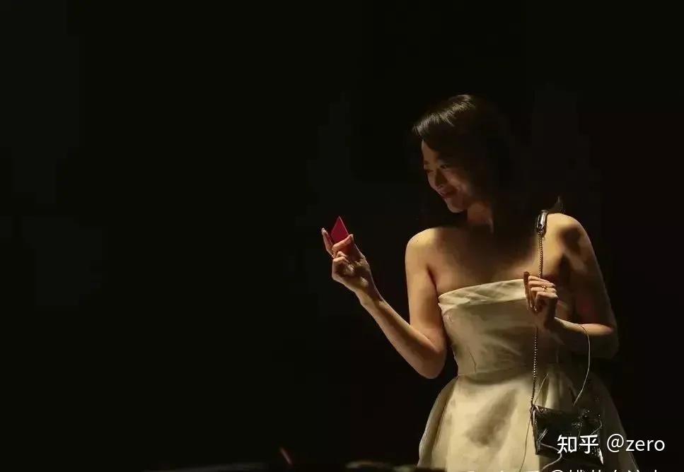 人妻激情视频引发热议，真实故事改编，情感与欲望交织的深夜剧场