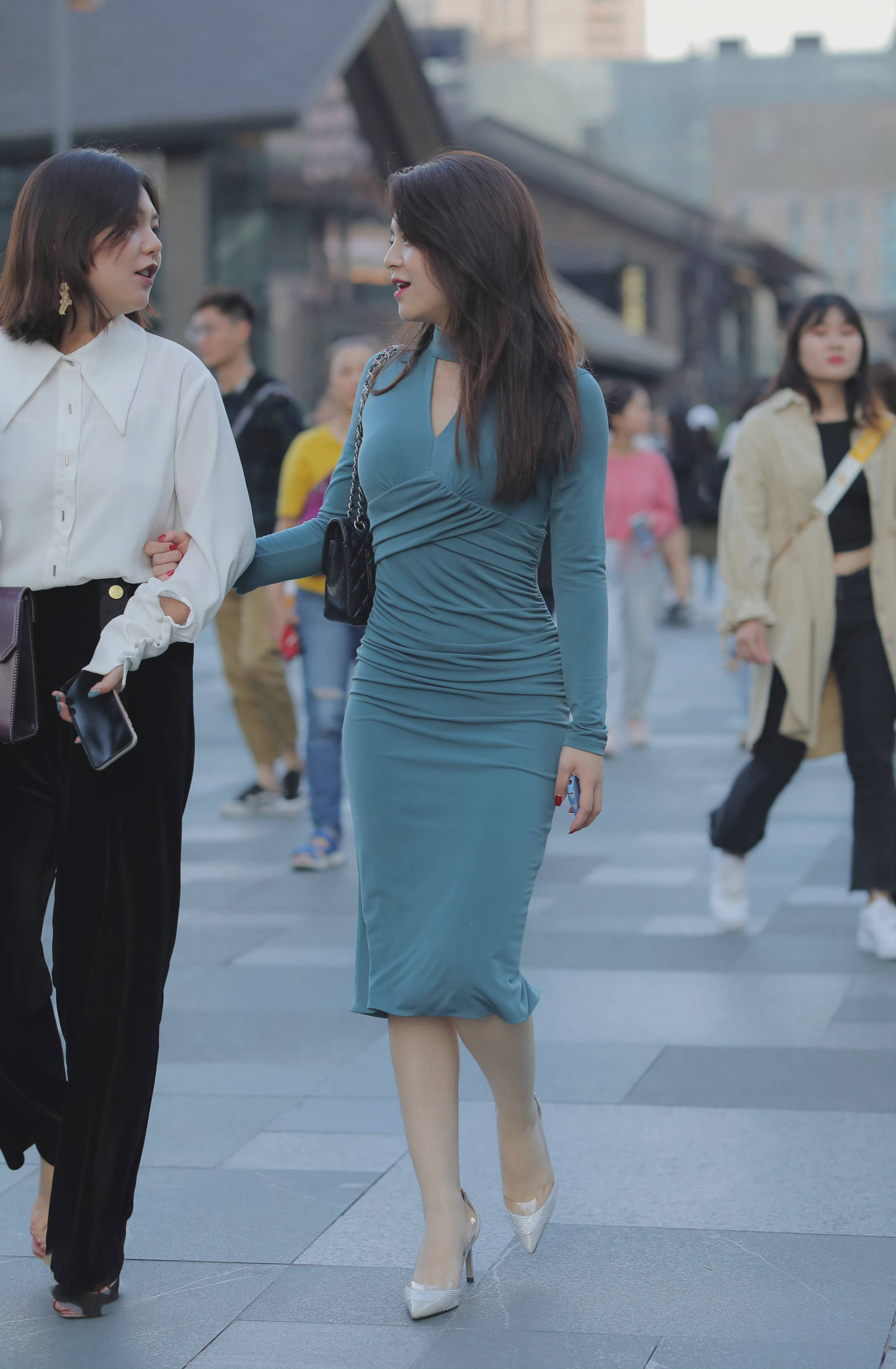 2.丰满壮实老熟女HDbgmbgm肥胖魅力，成熟韵味十足，性感曲线引人注目