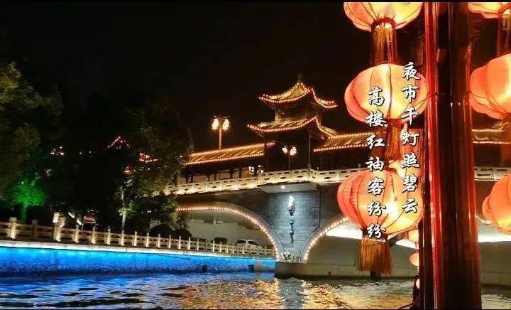秋霞黄色在线璀璨绽放，金秋诗意流淌，温暖光影抚慰心灵