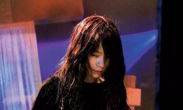 一女被前后四根双龙缠绕的惊险瞬间，神秘力量暗中操控，真相令人不寒而栗