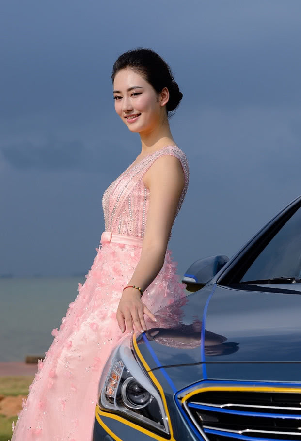 丰满老熟女魅力四射，成熟韵味惹人爱，优雅气质尽显女人味