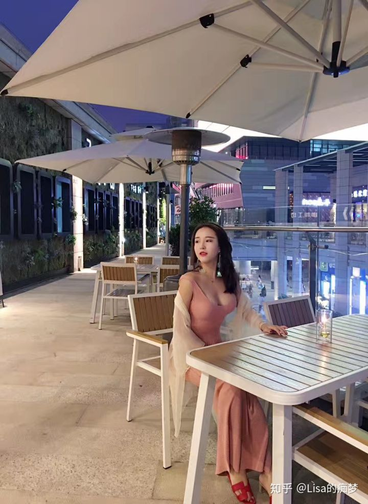 乡村妇女的奶真大真软，柔软饱满，自然健康，令人羡慕