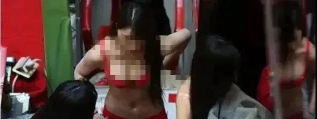 2.偷拍裸体美女事件曝光，网络热议不断，当事人隐私遭严重侵犯