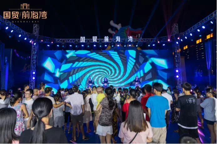 老熟女嗷嗷视频疯狂热舞惊艳全场，魅力四射引爆网络，网友直呼过瘾