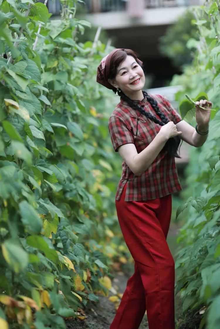 中年村妇的田园生活，岁月静好如诗，乡村风情温暖人心