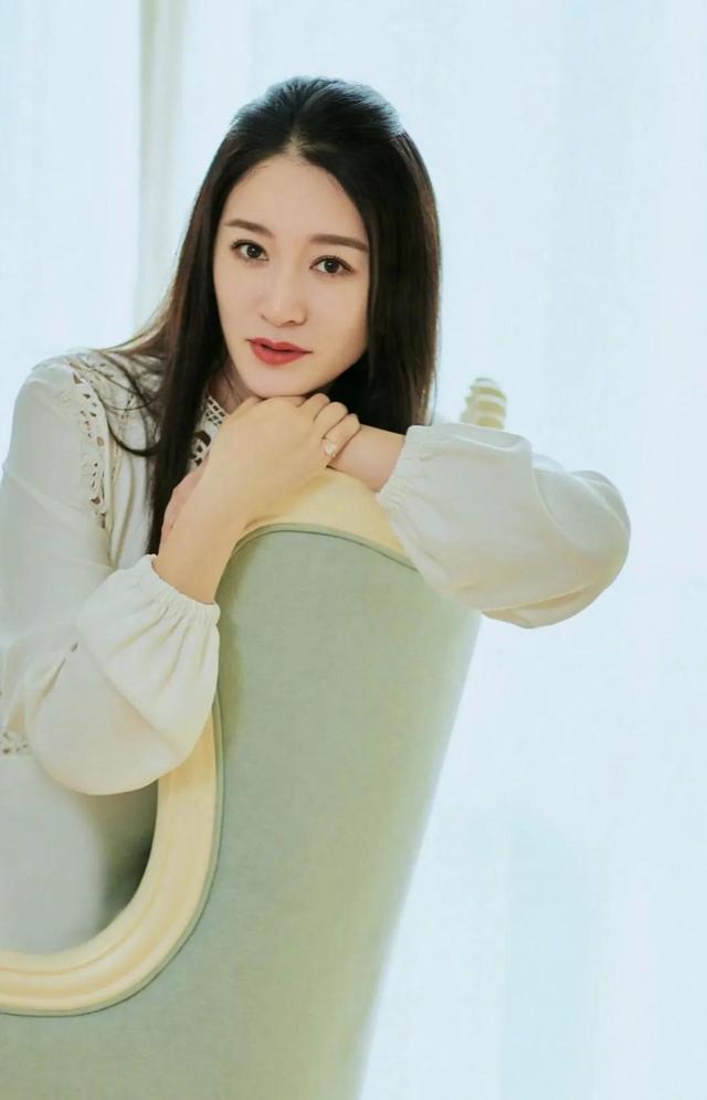 操波多结衣最新作品发布，性感女神再创经典，2024年必看佳作