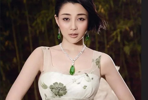 黄蓉一级婬片免费放引发热议，网友热议其内容真实性，专家呼吁加强网络监管