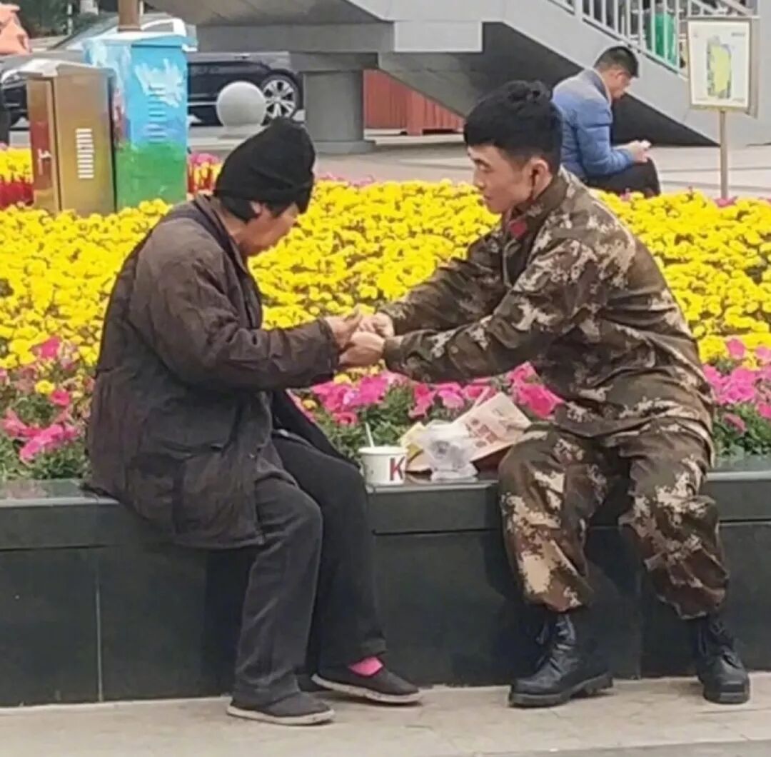 欧美老妇晒BBBB引发热议，温暖瞬间感动网友，老年生活充满阳光