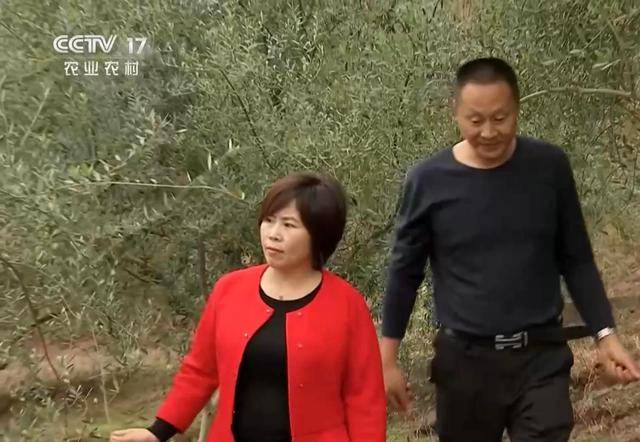 乡村大乳村妇疯狂做爱激情四溢，火热场面引爆乡村夜，原始欲望在月光下燃烧