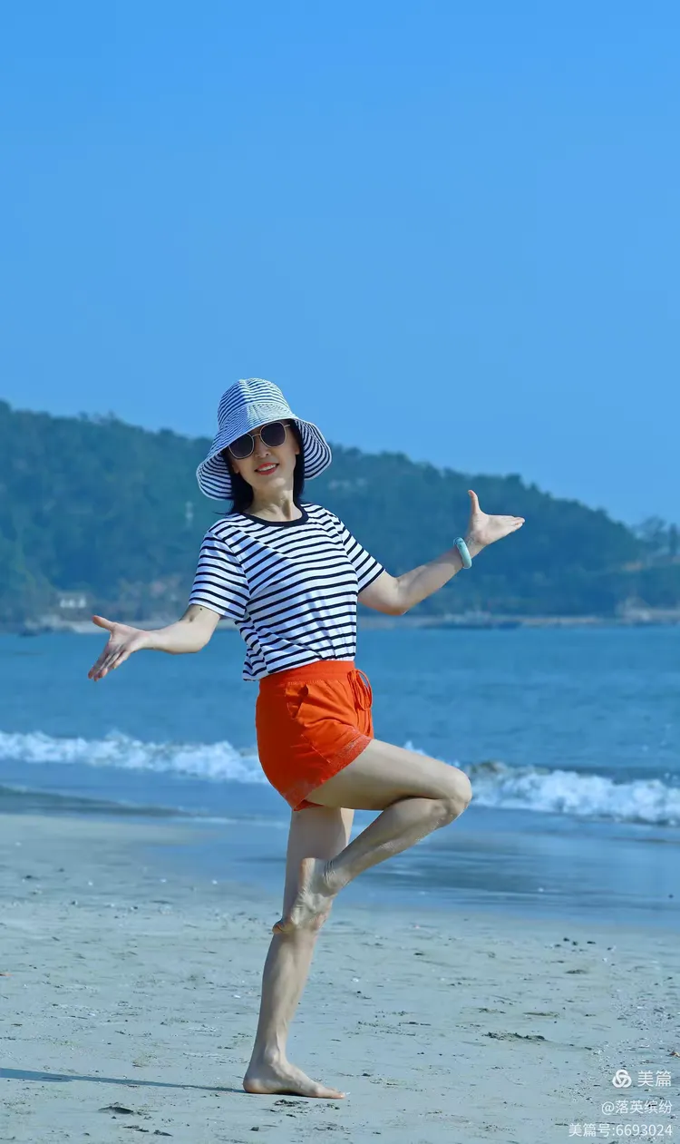美国少妇免费看浜海滨风情，浪漫假期，享受阳光沙滩与自由时光