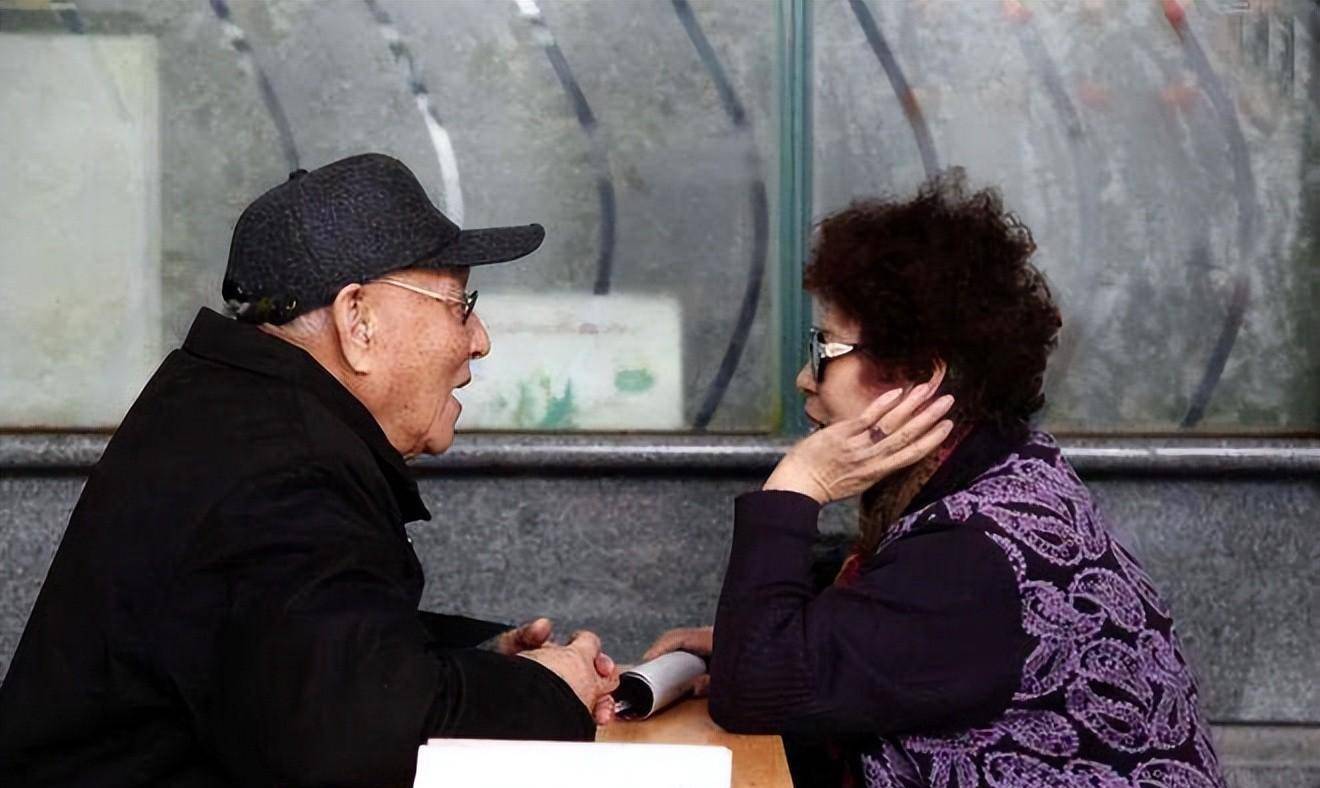 老头日老女人引发热议，探讨老年情感需求，社会关注度持续升温