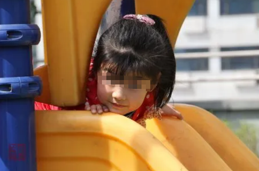 11岁女孩被C到高潮浜引发热议，家长需警惕儿童安全，加强性教育保护未成年人