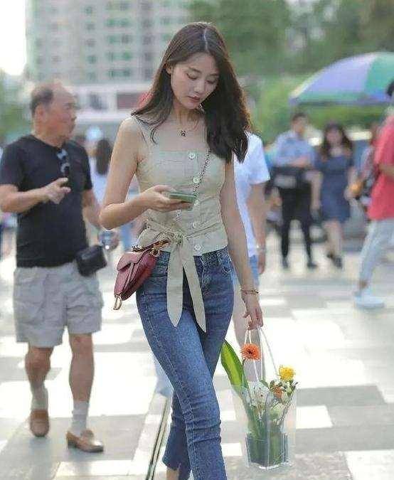 色综合少妇的迷人魅力，展现成熟女性风采，打造时尚性感穿搭