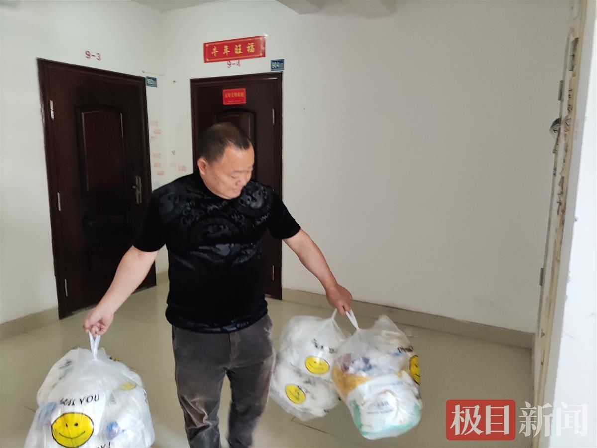 门卫大爷又粗又大进不去浜引发热议，居民抱怨不便，社区承诺尽快解决