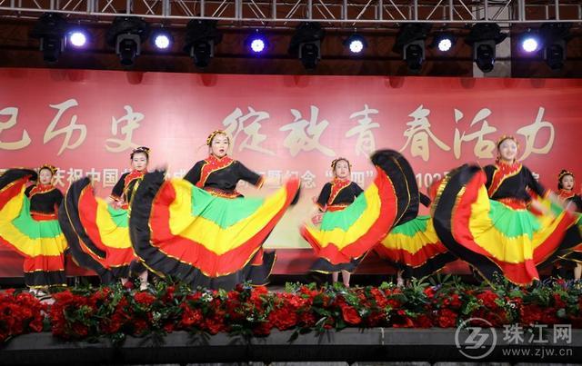 14岁小女孩大片浜惊艳全场，青春活力绽放，海边光影定格最美瞬间