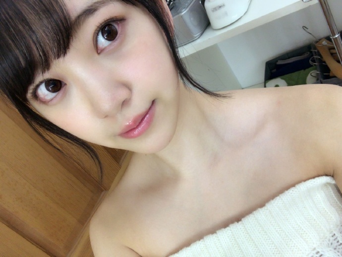 81p美女自拍惊艳亮相，网友热议完美身材，展现自信魅力瞬间