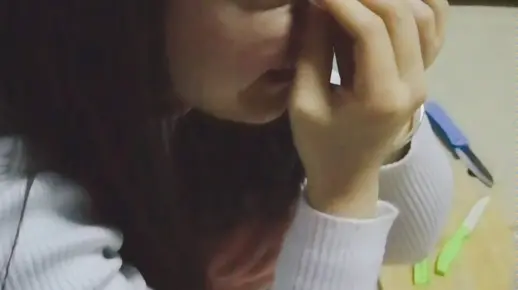 2.咬女生小头头视频浜曝光，网友热议，真相究竟如何，细节令人震惊