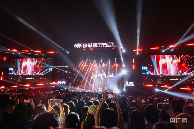 五月天99ER闪耀舞台激情开唱，青春回忆沸腾，音乐梦想永不止步