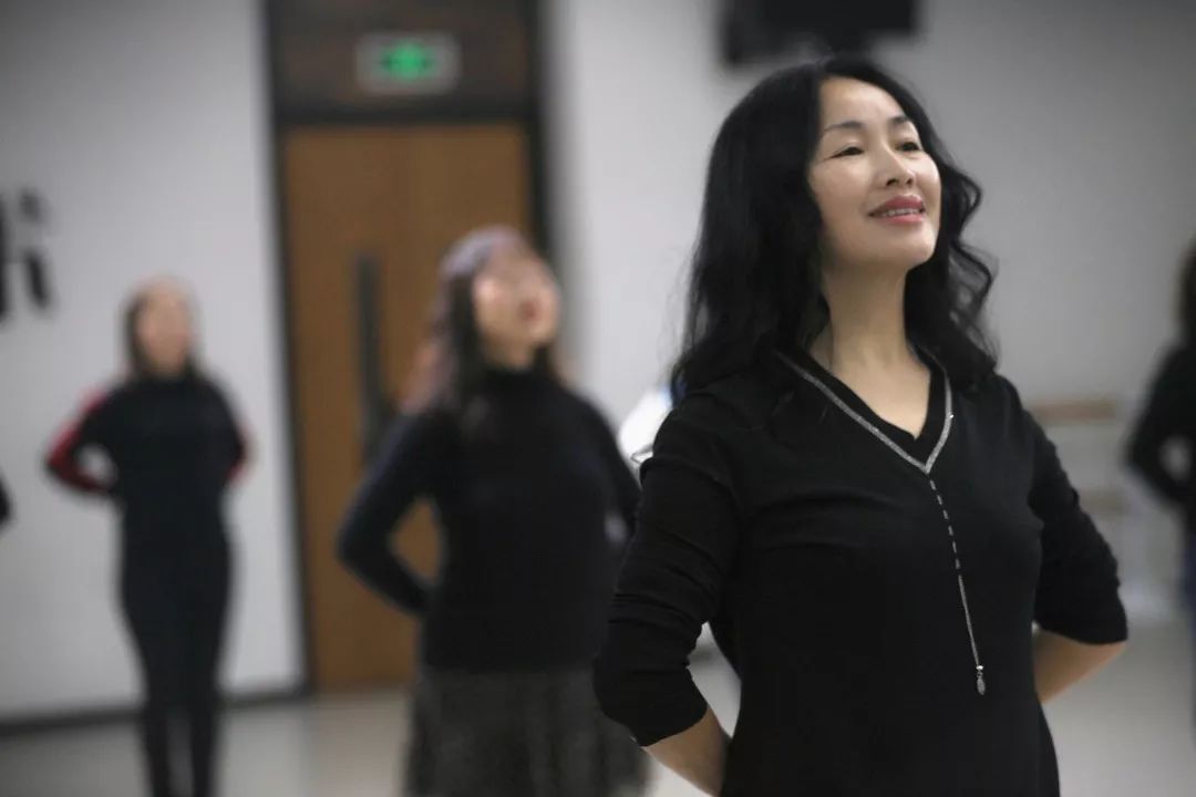 久久精品黑老女人演绎经典魅力，岁月沉淀优雅，时光雕琢独特韵味