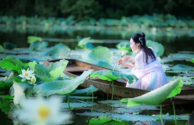 老熟妇X88AV浜风情万种，成熟魅力尽显，令人沉醉不已