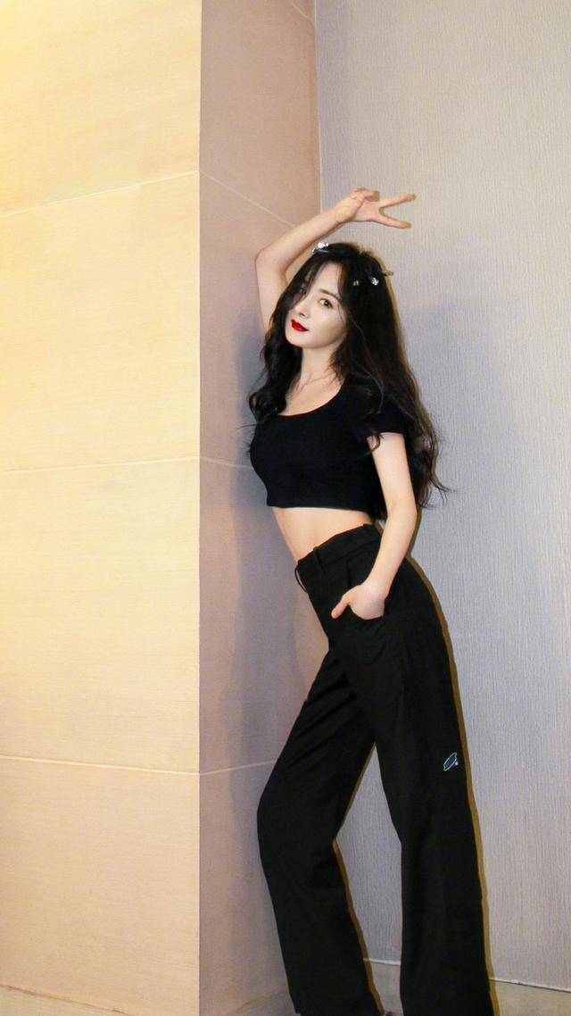 中国老熟女魅力依旧，岁月沉淀优雅，成熟风韵引人注目