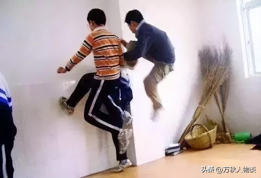 白袜班花被脱鞋折磨脚心，娇嫩玉足难逃痒刑，校园恶作剧引发热议