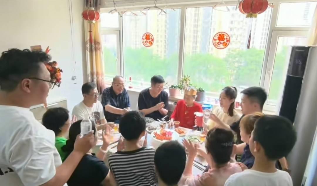 老少欢交tube配带来欢乐时光，老少共享精彩视频，温馨互动乐无穷