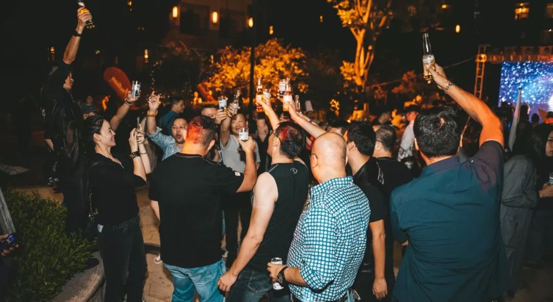 老太大战性交狂魔激情四射，深夜狂欢，高潮迭起不断