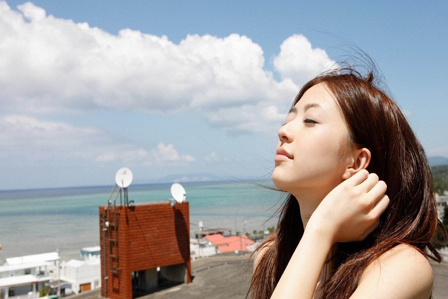2.喷水少妇分享护肤技巧，夏日必备，轻松打造水润肌