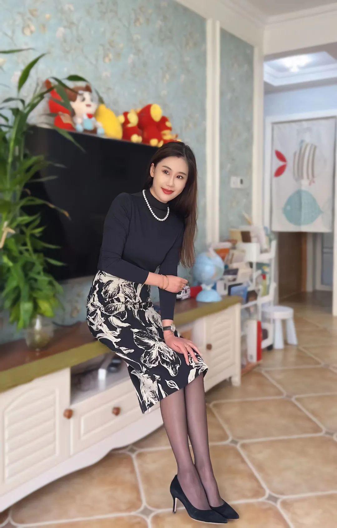熟妇一区风情万种，魅力熟女，优雅气质尽显成熟韵味