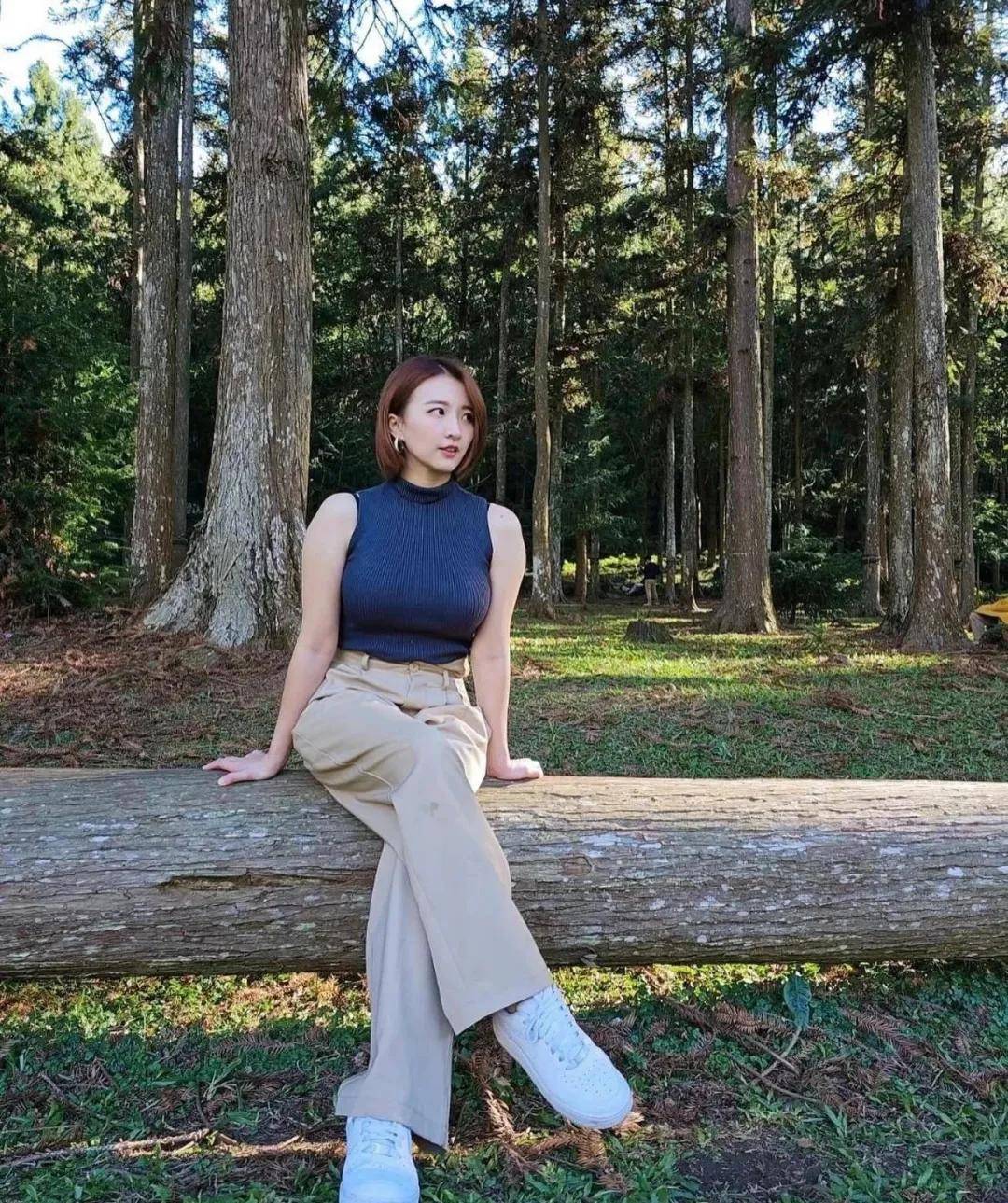 成熟少妇亚洲风韵动人魅力四射，展现独特气质，吸引无数目光