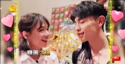 3.男生把困困放到女生困困里面,甜蜜互动瞬间,暖心日常记录 3.男生把困困放到女生困困里面,甜蜜互动瞬间,暖心日常记录
