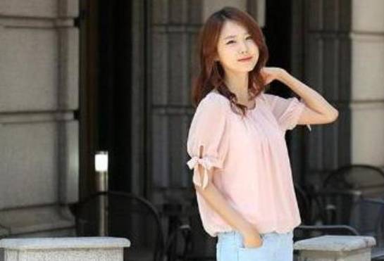 2.伊人香线综合在线引领潮流，打造优雅魅力，尽显女性风采