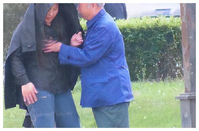 中国老太卖婬视频浜引发热议，网友热议社会现象，探讨背后原因