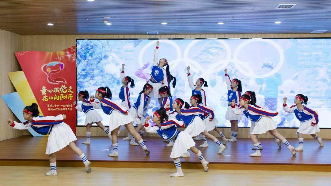 13女学生小嫩苞浜绽放青春光彩，校园故事温暖人心，成长足迹闪耀光芒