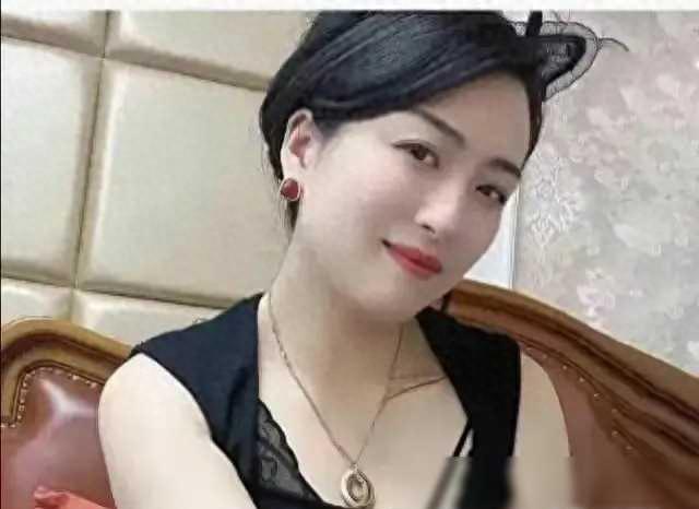 4个老熟女玩一小伙引发热议，情感纠葛背后，藏着不为人知的故事