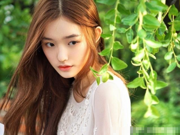 学生粉嫩玉足脚交视频引热议，校园女神私下反差画面曝光，网友直呼太惊艳