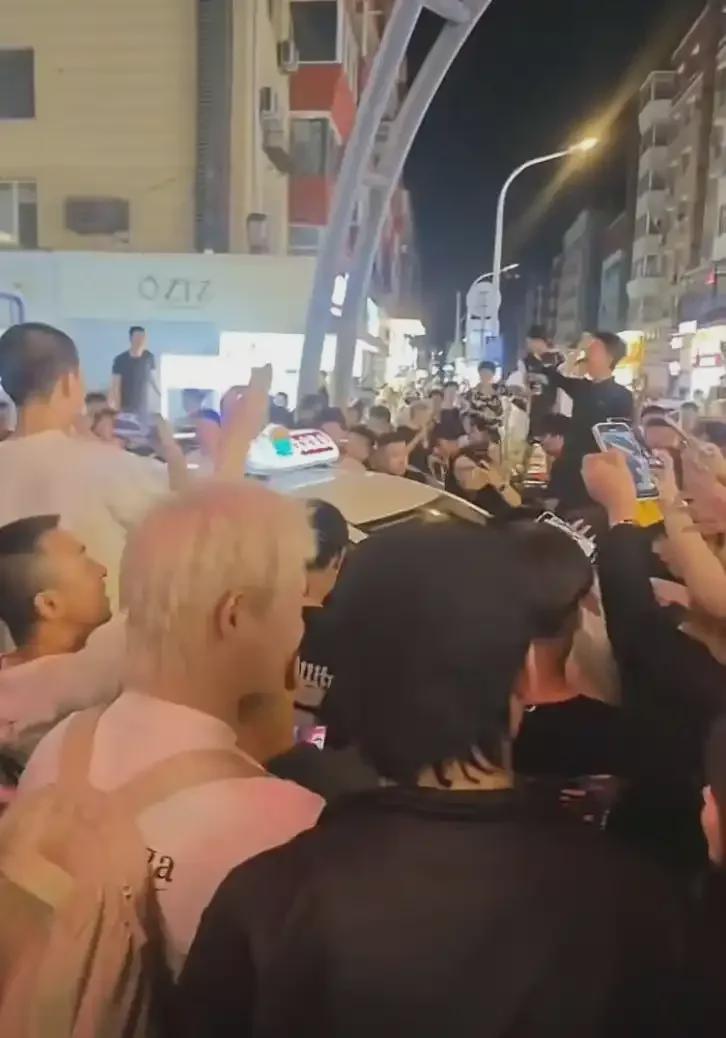 *成都美女自拍毛片惊艳亮相，展现自信魅力，引发网友热议*