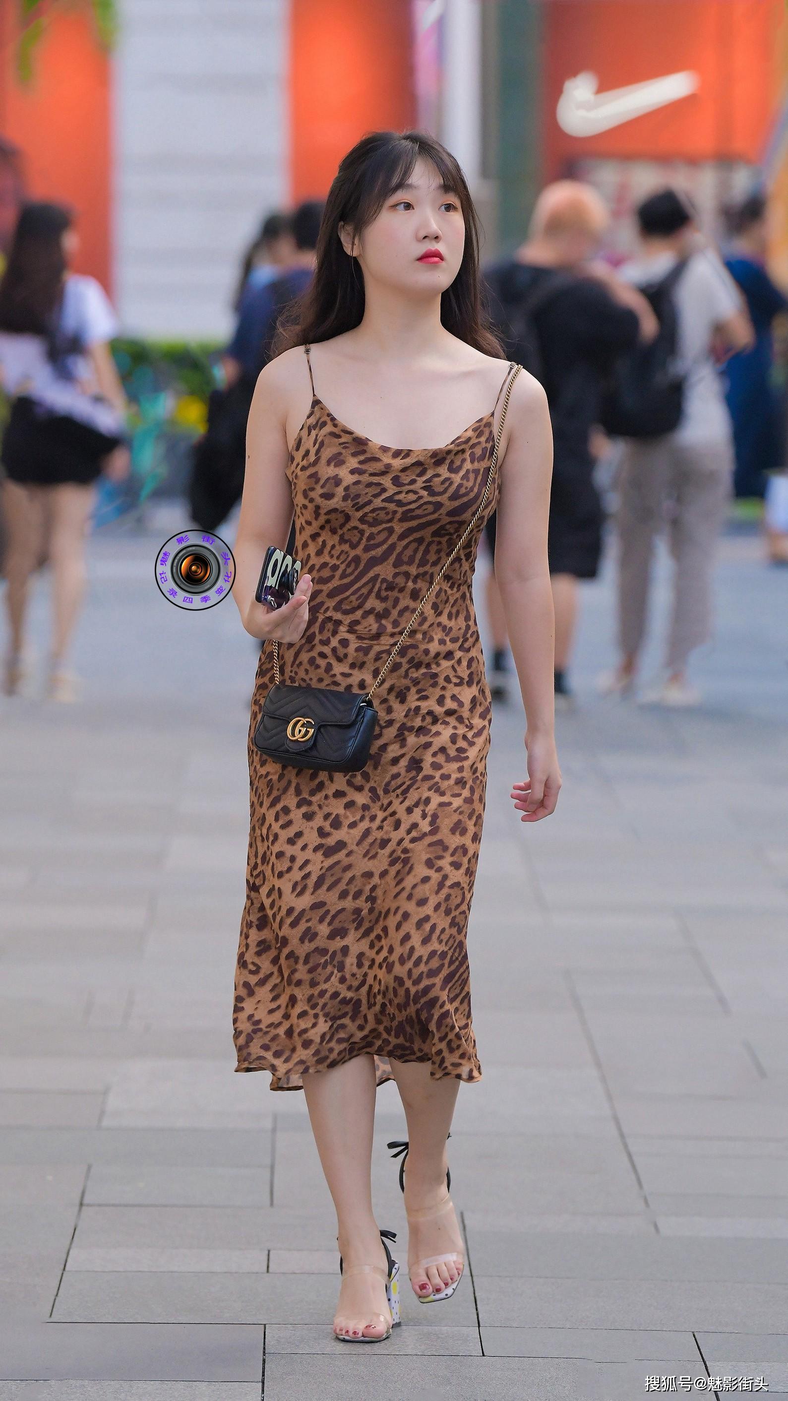 欧美熟妇大毛泬52p性感写真，魅力熟女风情，展现成熟女性独特韵味