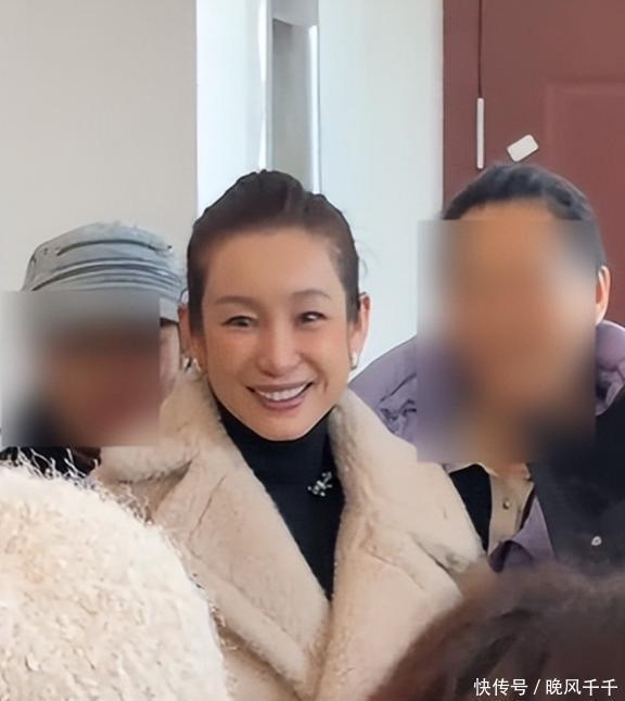 公交车上男人女人激情视频曝光，大胆行为引热议，网友直呼难以置信